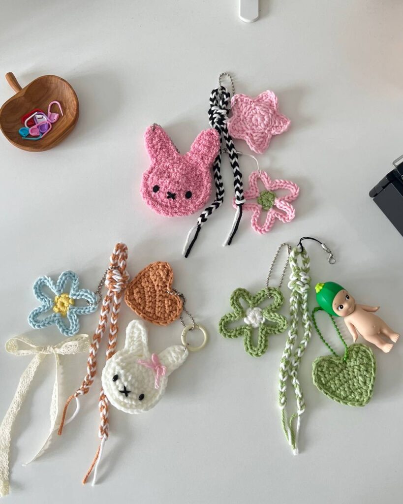 crochet doodle keychains - featured image