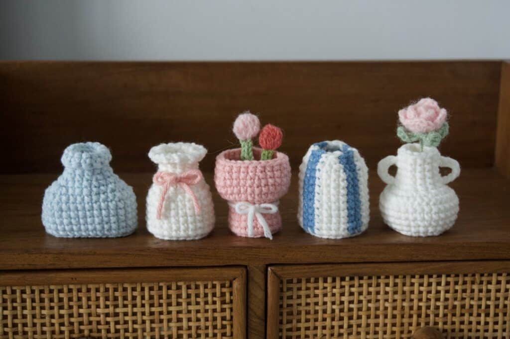 crochet mini vases - featured image