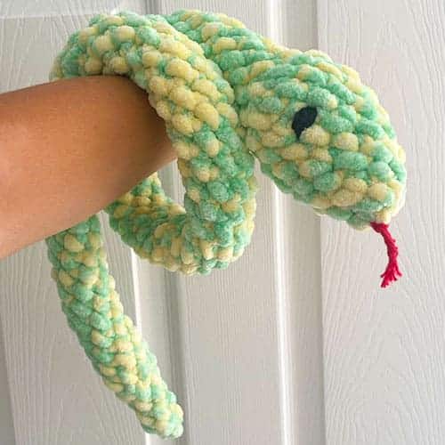 crochet snake pattern - featured image