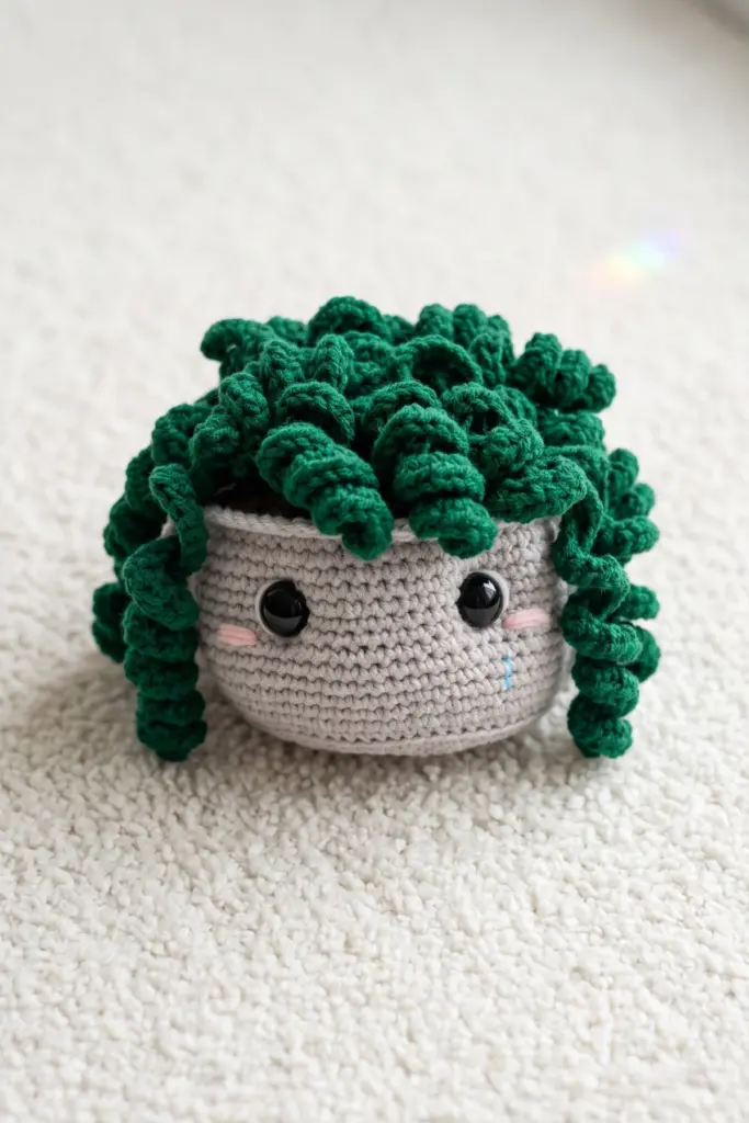 curly flower amigurumi pot - featured image