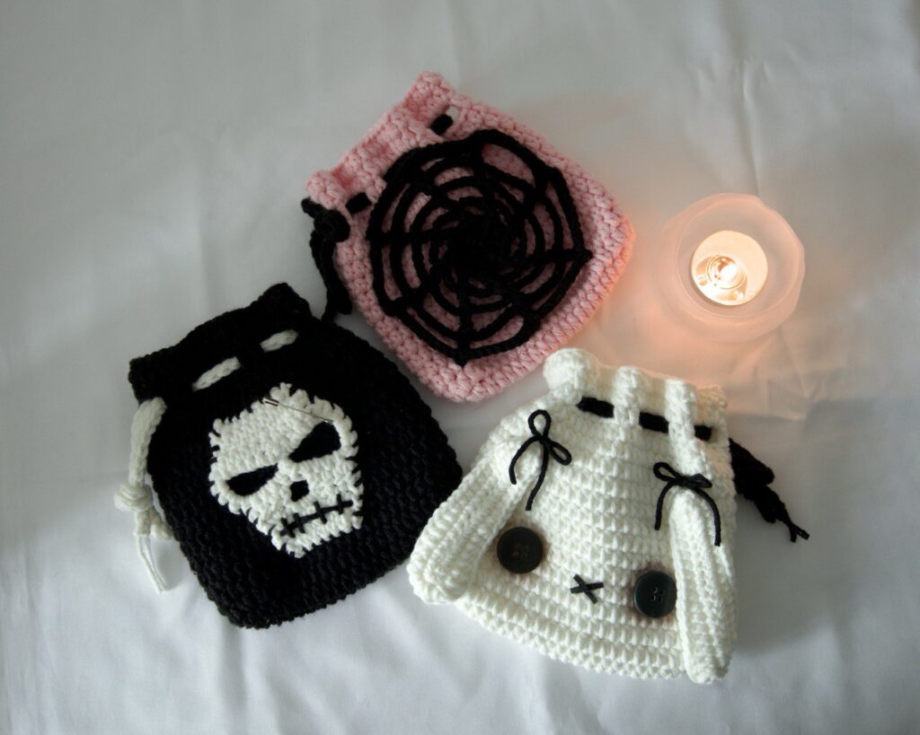 halloween crochet pouch pattern - featured image