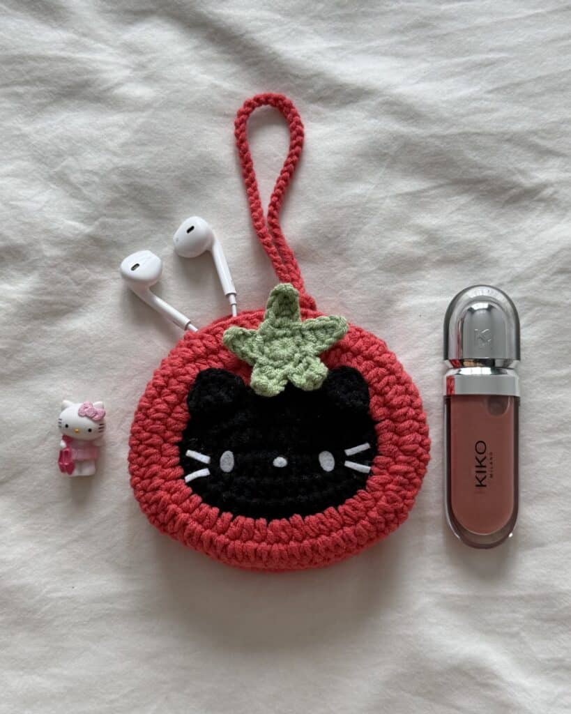 no-sew tomato cat pouch crochet project crochet project detail 1