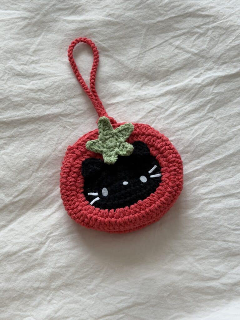 no-sew tomato cat pouch crochet project crochet project detail 2