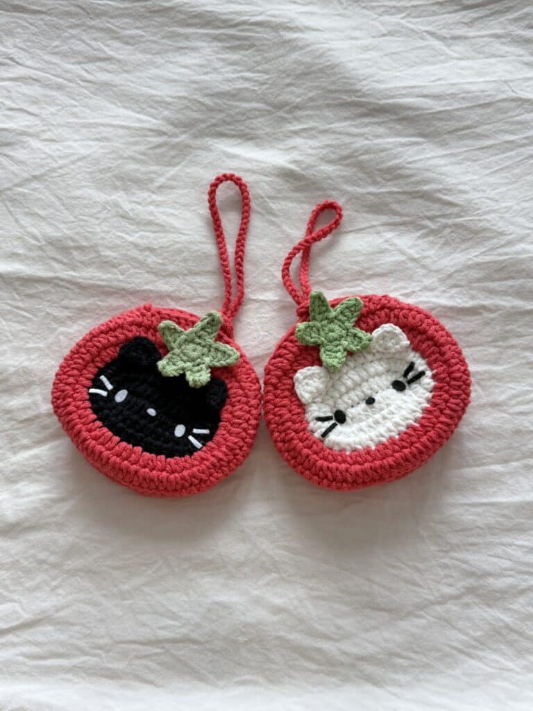 no-sew tomato cat pouch crochet project crochet project detail 3